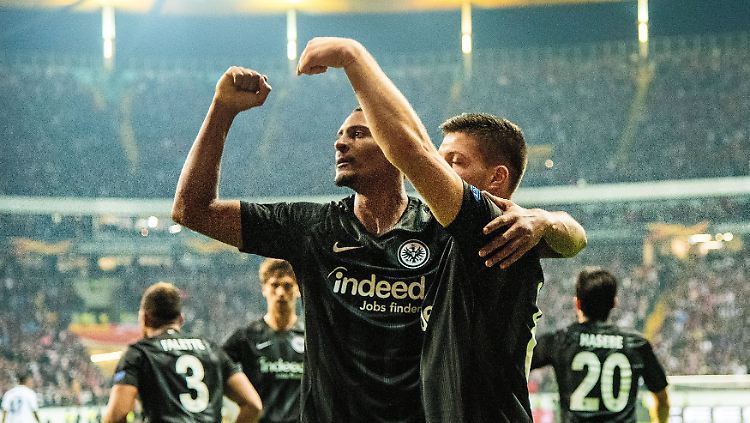 Sebastien Haller (l.) und Luka Jovic bejubeln das Tor zum 3:1.