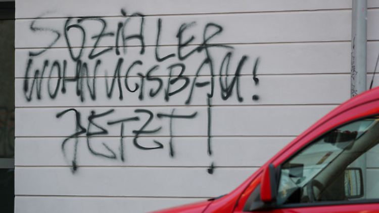 Graffiti mit der Aufschrift "Sozialer Wohnungsbau jetzt!" in Leipzig.