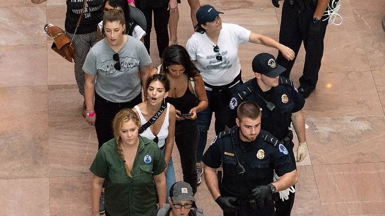 US-Schauspielerin Amy Schumer (in grün) und Model Emily Ratajkowski (in weiß) wurden bei der Demonstration gegen Brett Kavanaugh von Polizisten umstell.