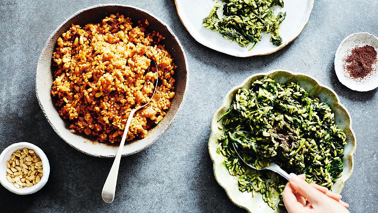 Aus Griechenland stammt das Rezept "Sefardischer Reis mit Kichererbsen, Tomaten und Oregano" (l), aus Italien kommt "Risotto mit acht Kräutern" (r). 