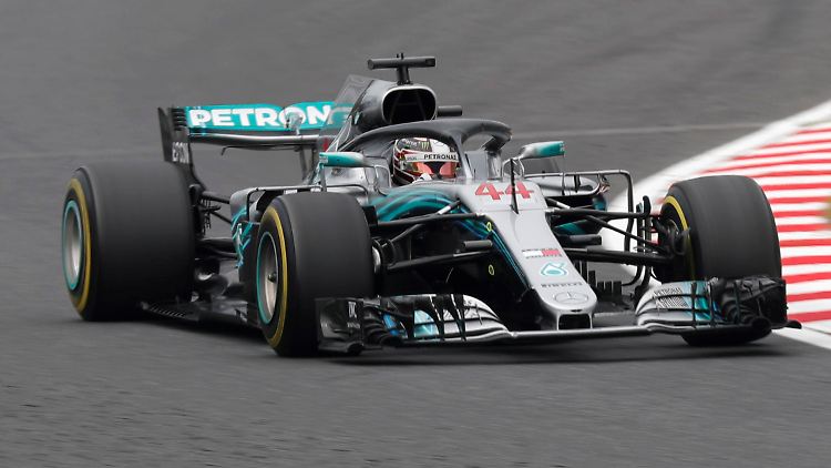 In diesem Auto sitzt Lewis Hamilton.