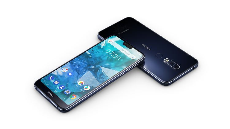 Das Nokia 7.1 hat ein etwas kantigeres Design als andere aktuelle Smartphones.