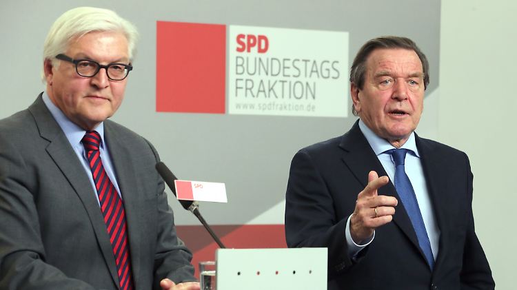 Steinmeier (l.) und Schröder im Jahr 2013.
