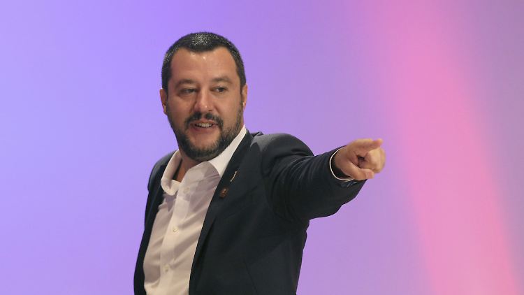 Innenminister Matteo Salvini findet deutliche Worte: "Die Feinde Europas haben sich in ihrem Brüsseler Bunker verschanzt. Es sind Juncker und Moscovici, die Angst und Arbeitsplatzunsicherheit nach Europa gebracht haben."