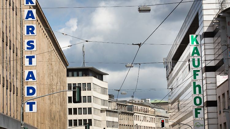 Durch den Zusammenschluss der beiden Warenhausketten soll ein neuer Einzelhandels-Riese entstehen.