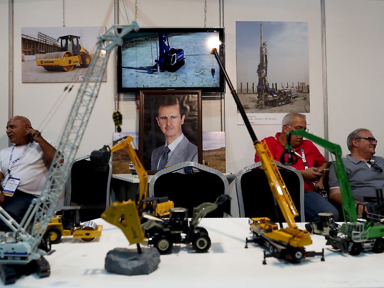 Für den Wiederaufbau braucht Syrien Bagger - eine Szene von der Messe "Rebuild Syria".