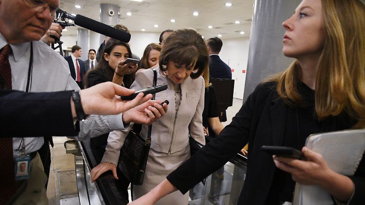 WIe wird sie abstimmen? Die Senatorin des Bundesstaates Maine, Susan Collins, bei ihrer Ankunft im US-Senat. Die Republikanerin gilt als Kritikerin Trumps.