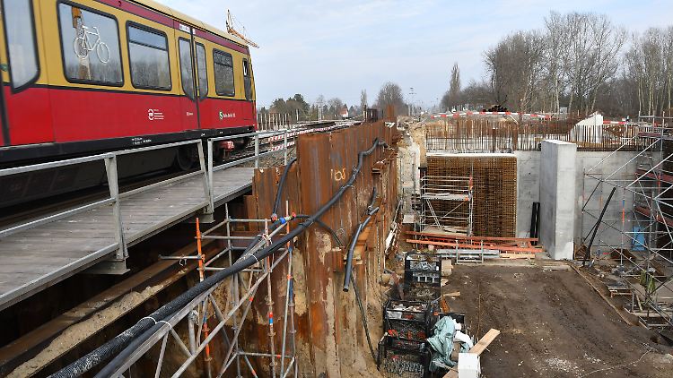 Laut Kay Scheller wurde die Infrastruktur der Deutschen Bahn "jahrelang auf Verschleiß gefahren".