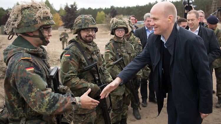 Ralph Brinkhaus besuchte Anfang Oktober Soldaten der Bundeswehr in Brandenburg.