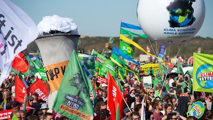 Der Rodungsstopp wird von den Demonstranten als kleiner Sieg im Kampf für den Kohleausstieg gefeiert.