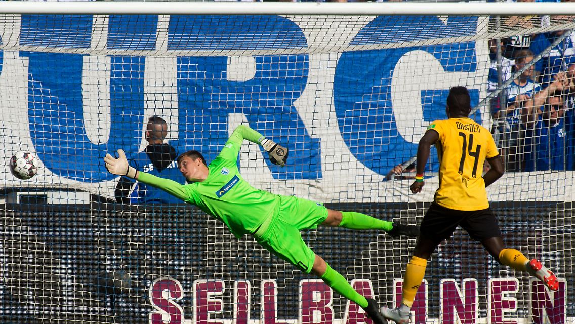 Magdeburgs Torhüter Alexander Brunst kann das Tor zum 0:2 von Aias Aosman (nicht im Bild) nicht halten.