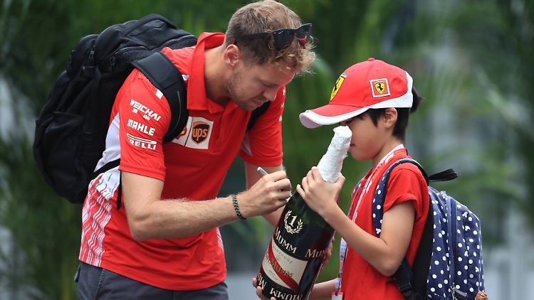Sebastian Vettel kümmert sich um seine Fans - und auch um den Rennsportnachwuchs.