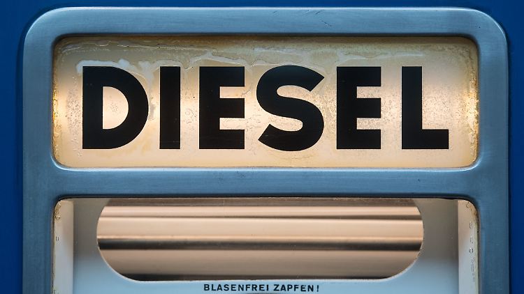 Auf einer Oldtimermesse in Stuttgart ist eine alte Diesel-Zapfsäule zu sehen (Archivbild).