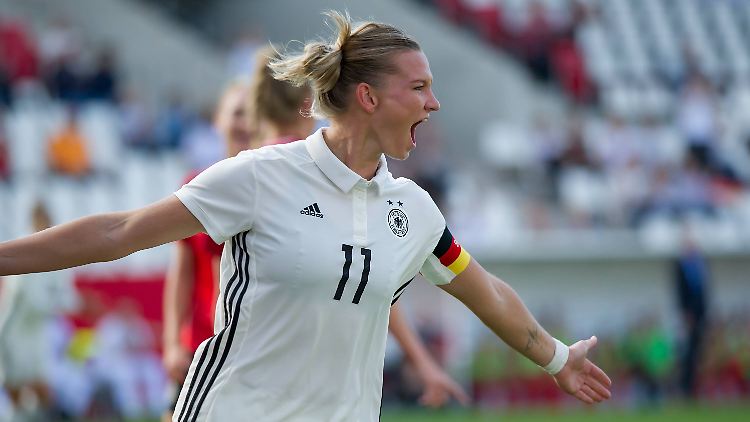 Kapitänin Alexandra Popp bringt ihre Mannschaft früh in Führung.