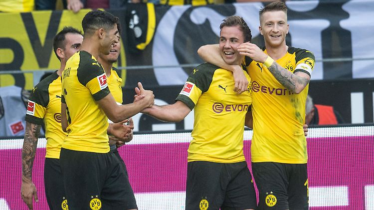 Er feiert nicht nur mit, er kann sich sogar feiern lassen: Mario Götze (2.v.r.).