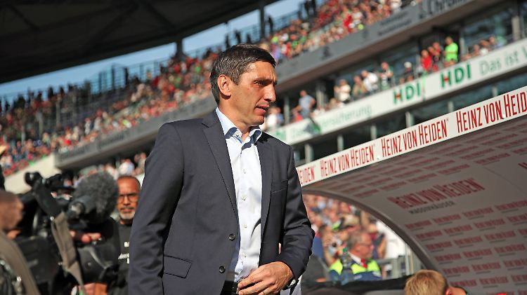 Tayfun Korkut: Nach der Niederlage in Hannover zieht der VfB Stuttgart Konsequenzen.