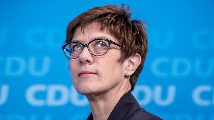 Annegret Kramp-Karrenbauer wurde von Merkel zur neuen CDU-Generalsekretärin ernannt.