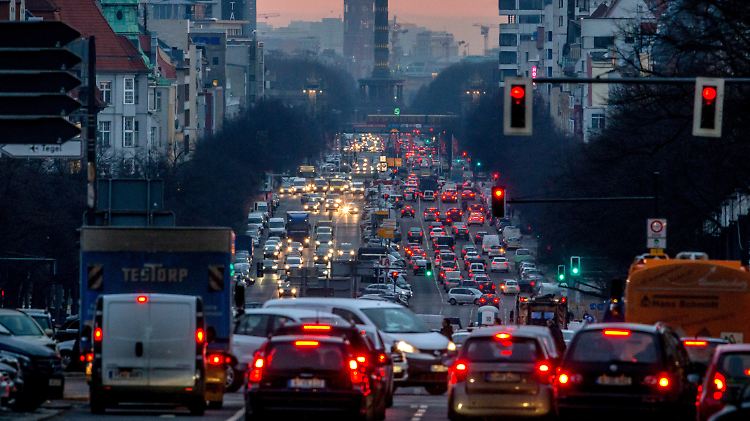 Geht es nach dem Willen der DUH, sollen auf dem Berliner Kaiserdamm in Zukunft nur noch "saubere Diesel" fahren dürfen.