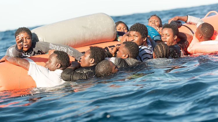 Dieses Jahr sollen bereits 1777 Menschen bei dem Versuch gestorben sein, das Mittelmeer illegal zu überqueren.