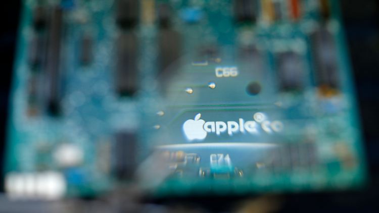 Chinesische Militärhacker sollen Spionage-Chips in die Server von Apple eingeschleust haben. Das Unternehmen dementiert.