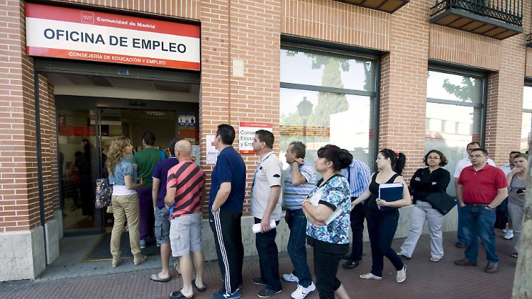 Mehr Arbeitslose trotz robusten Konjunkturaufschwungs:
Im ersten Quartal lag die Arbeitslosenquote in Spanien bei knapp 17 Prozent.