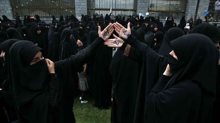 "Kein FATF", steht übersetzt auf den Händen dieser Demonstrantinnen.