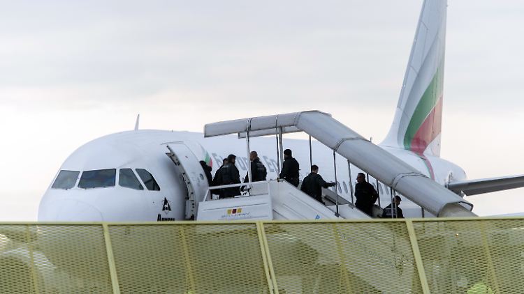 Abgelehnte Asylbewerber steigen im Jahr 2014 am Baden-Airport im Rahmen einer landesweiten Sammelabschiebung in ein Flugzeug.