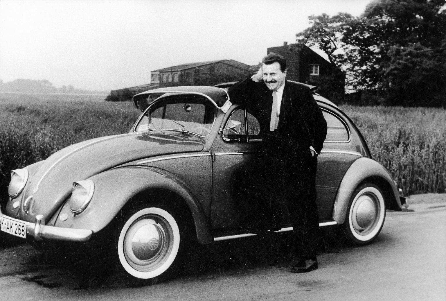 Der Fotograf Fred Jaeger - hier mit seinem persönlichen Lieblingsstück, seinem VW-Cabrio - machte in der Nachkriegszeit zehntausende Bilder von seiner Heimatstadt Köln. Er hielt fest, wie die Menschen sich wieder aufrappelten, Spaß am Leben hatten, an Sport, Musik, Mode, Kino - und natürlich am Karneval! 240 Fotos davon zeigt der Bildband "Persil und Petticoat - Köln 1949-59". Hier ein kleiner Einblick.