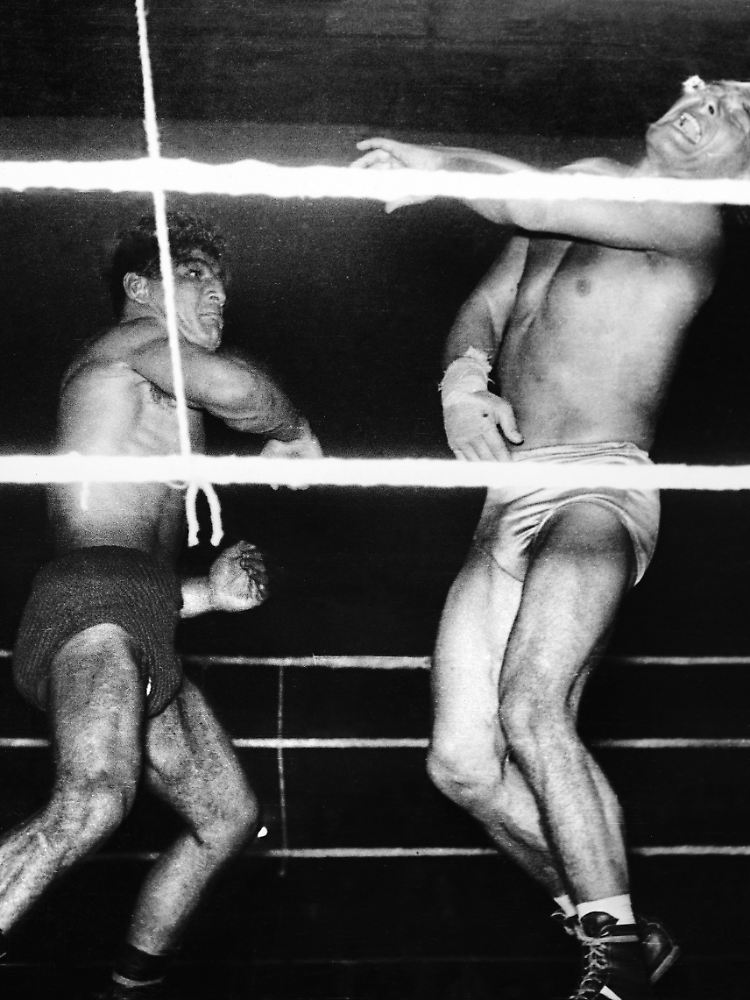 Ein Kölner Original der 1950er war der Boxer Peter Müller (l.), wegen seiner gebückten Kampfhaltung auch "Müllers Aap" oder "Dä Aap" genannt.
