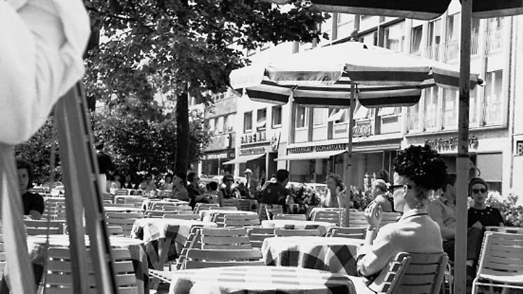Elegant mit Hut: Frau im Café, 1957.