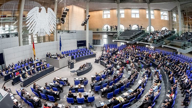 Im aktuellen Bundestag sind 709 Abgeordnete vertreten.