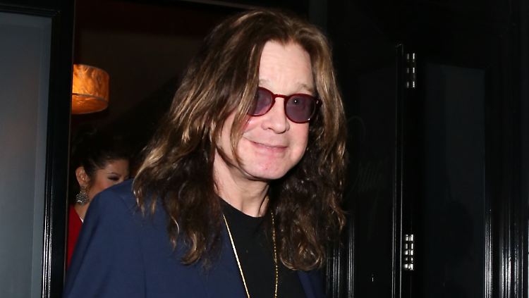Alles nicht so schlimm, nur ein bisschen Ruhe braucht er noch: Ozzy Osbourne ist im Krankenhaus.