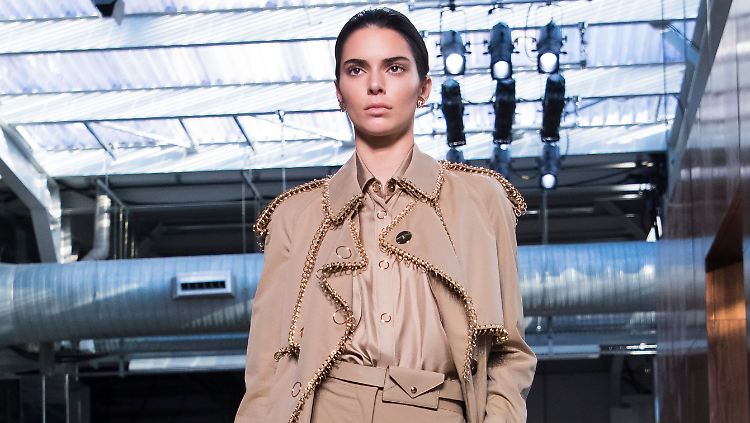 Cool auf dem Catwalk, in der Freizeit gerne minimal bekleidet: Kendall Jenner.