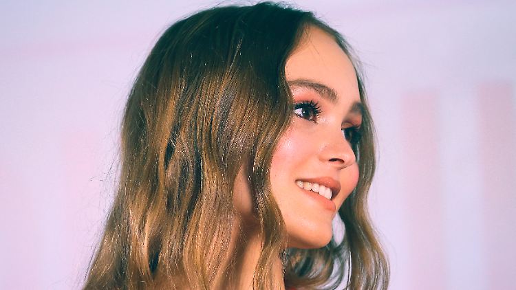 Lily-Rose Depp hat das Engelsgesicht ihrer Mutter geerbt. Aber schlägt da auch etwas Rockstar-Attitüde von väterlicher Seite durch?