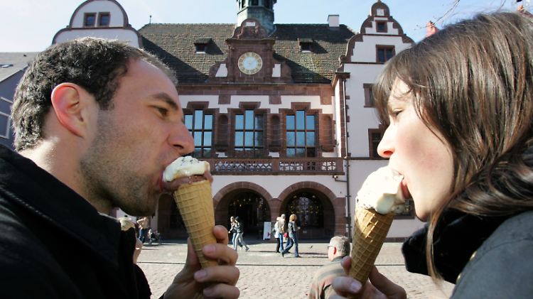Paare nehmen mehr Kalorien zu sich, da der Mensch in Gesellschaft meist mehr isst.