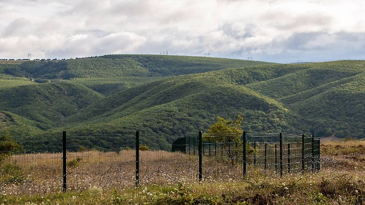 Plötzlich entstehen in der Weite der Landschaft neue Grenzen.
