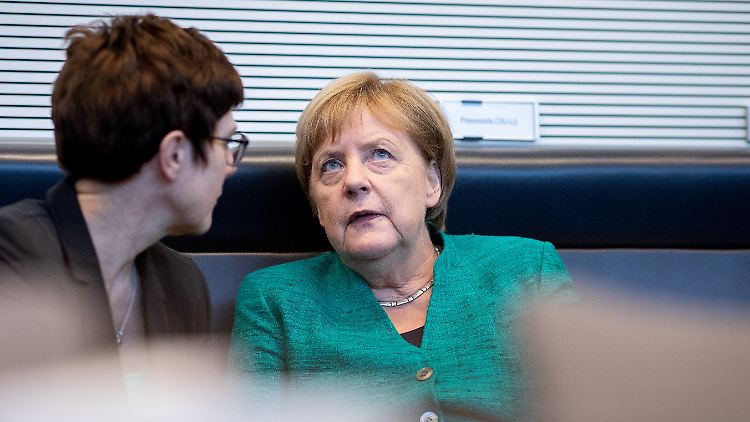 Was, wenn sich vor dem Parteitag im Dezember noch ein Politiker oder eine Politikerin mit viel Rückhalt für Merkels Amt bewirbt?