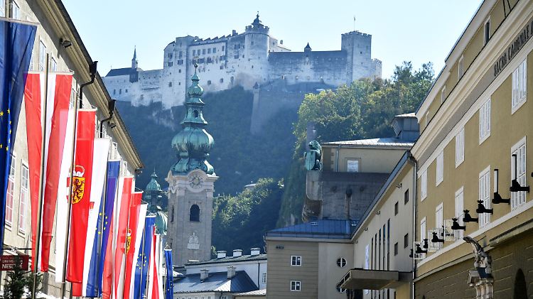 In der österreichischen Stadt Salzburg wurden EU-Fahnen und österreichische Fahnen für den informellen EU-Gipfel am 19. September aufgezogen.