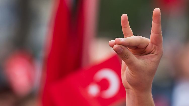 Der Wolfsgruß ist das Erkennungszeichen türkischer Ultranationalisten.