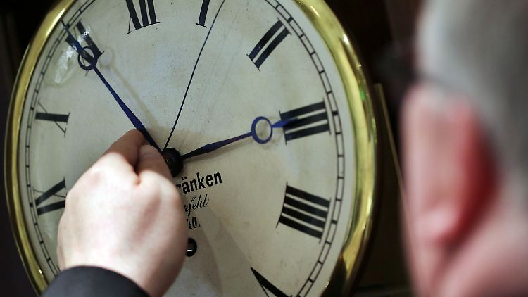 Ein Ende der Zeitumstellung: Wer und wie an der Uhr gedreht wird, bleibt weiter offen.
