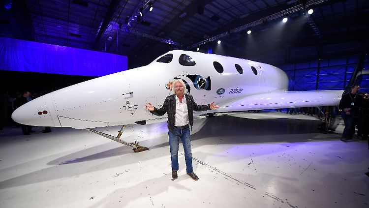 Branson präsentierte 2016 das "SpaceShipTwo", das Touristen ins All bringen soll.