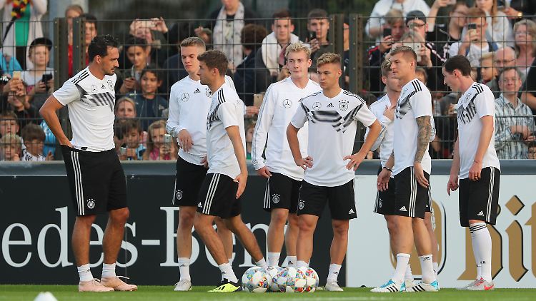 Die deutsche Fußball-Nationalmannschaft hat im Amateurstadion der Berliner Hertha eine öffentliche Übungseinheit eingelegt.