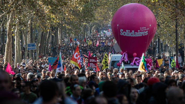 Allein in Paris gingen mehr als 20.000 Menschen gegen Macron demonstrieren.