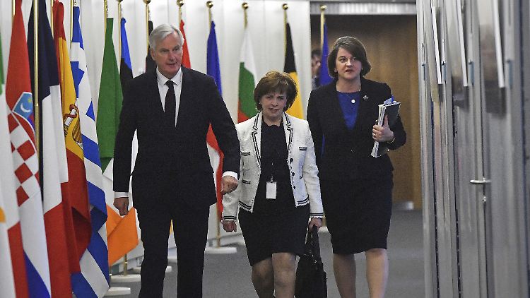 EU-Chefunterhändler Barnier, DUP-Mitarbeiterin Diane Dodds und Parteivorsitzende Arlene Foster in Brüssel.