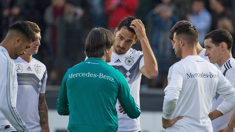 Mats Hummels und andere Nationalspieler im Gespräch mit dem Bundestrainer. Der Bayern-Profi erlebte mit seinen Vereinsteamkollegen eine Reihe von Misserfolgen.