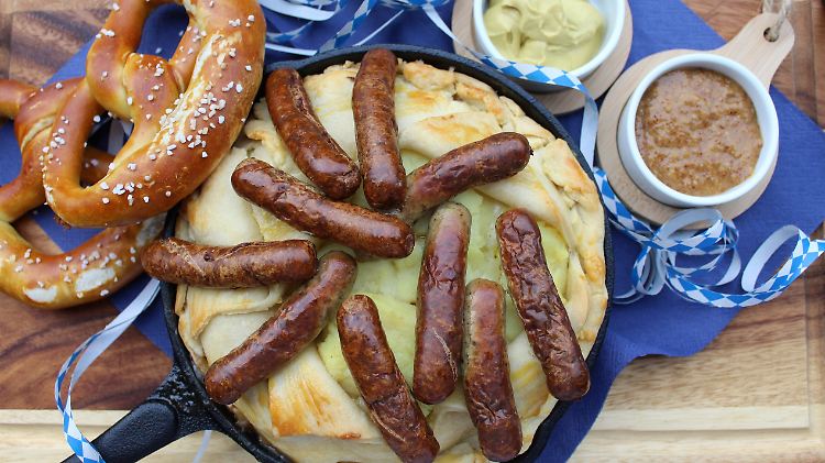 Unter dem aufgeklappten Mürbeteigdeckel verstecken sich Kartoffelbrei und leckeres Sauerkraut.