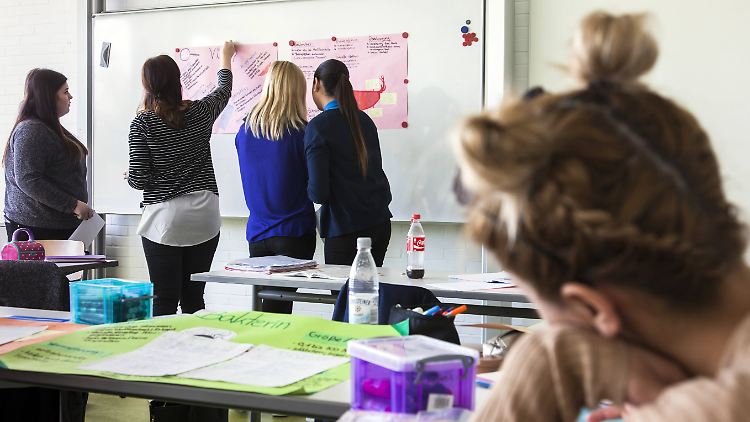 Lehrer unterliegen insbesondere an staatlichen Schulen bei politischen Themen einer Pflicht zur Neutralität.