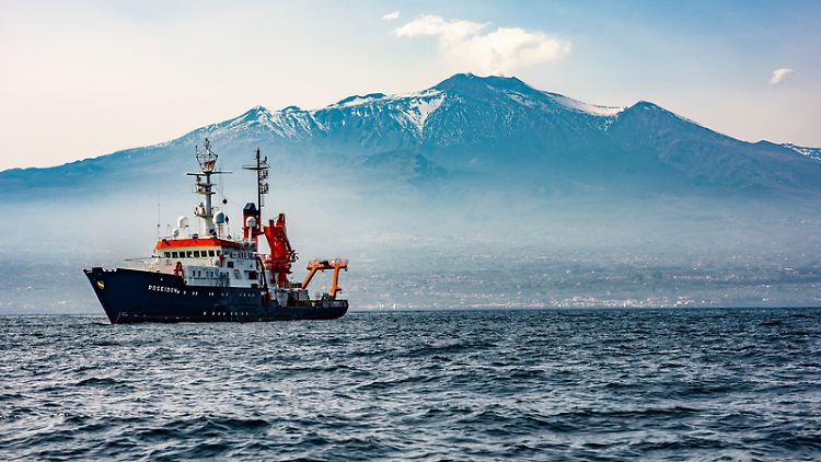 Forschungsschiff "Poseidon" vor dem Ätna - es wird betrieben vom Geomar Helmholtz-Zentrum für Ozeanforschung