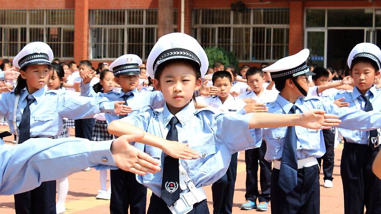 Die Maßstäbe für die globale Autoindustrie werden künftig in China gesetzt und nicht in Brüssel oder Berlin. Chinesische Kinder beim Einüben von Verkehrskommandos.