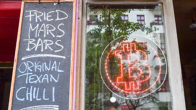 In einer Kneipe in Berlin kann man nicht nur über Bitcoin diskutieren, sondern auch mit der Kryptowährung bezahlen. Das macht allerdings niemand.